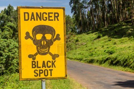 Téléchargez les photos : Signe Danger Black Spot près de Kericho, Kenya - en image libre de droit