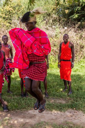 Foto de MASAI MARA, KENIA - 20 DE FEBRERO DE 2020: Masai people perform their Jumping Dance, Kenya - Imagen libre de derechos