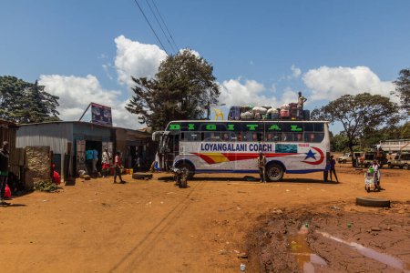 Téléchargez les photos : MARSABIT, KENYA - 11 FÉVRIER 2020 : Entraîneur Loyangalani dans la ville de Marsabit, Kenya - en image libre de droit