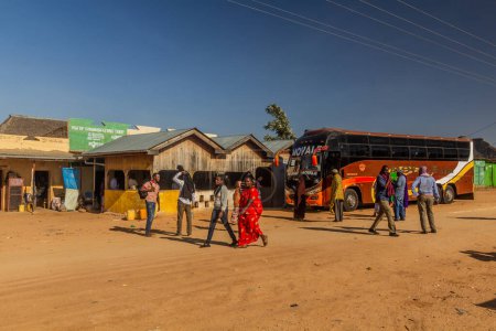 Téléchargez les photos : MOYALE, KENYA - 9 FÉVRIER 2020 : Bus à un arrêt routier près de Moyale, Kenya - en image libre de droit