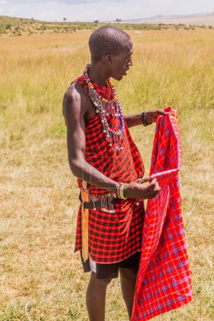 Foto de MASAI MARA, KENIA - 19 DE FEBRERO DE 2020: Miembro de la tribu Masai en la Reserva Nacional Masai Mara, Kenia - Imagen libre de derechos