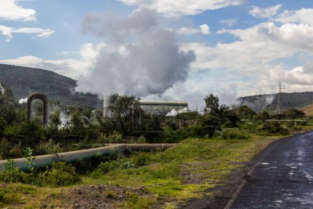 Téléchargez les photos : Centrale géothermique Olkaria I dans le parc national Hell's Gate, Kenya - en image libre de droit