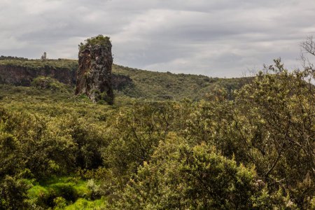 Foto de Formación rocosa de torre central en el Parque Nacional Hell 's Gate, Kenia - Imagen libre de derechos