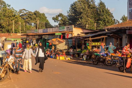 Téléchargez les photos : MARSABIT, KENYA - 9 FÉVRIER 2020 : Rue dans la ville de Marsabit, Kenya - en image libre de droit