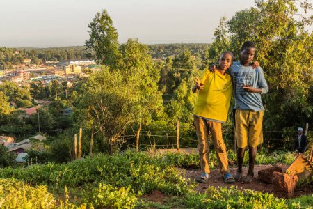 Foto de MARSABIT, KENIA - 10 DE FEBRERO DE 2020: Chicos locales en una colina en la ciudad de Marsabit, Kenia - Imagen libre de derechos
