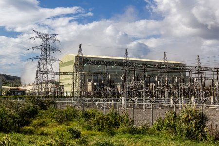 Estación de energía geotérmica Olkaria I en el Parque Nacional Hell 's Gate, Kenia