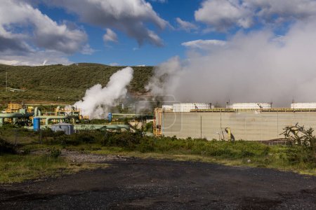 Téléchargez les photos : Centrale géothermique Olkaria I dans le parc national Hell's Gate, Kenya - en image libre de droit
