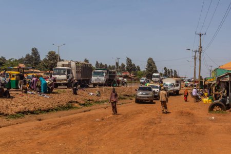Foto de MARSABIT, KENIA - 10 DE FEBRERO DE 2020: Vehículos en una carretera principal en la ciudad de Marsabit, Kenia - Imagen libre de derechos