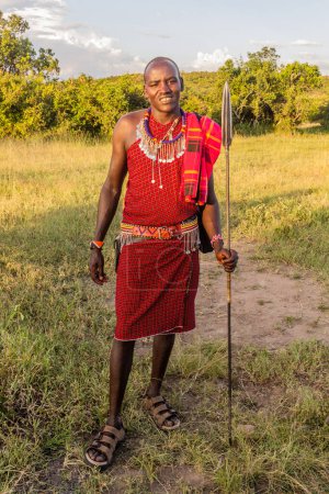 Téléchargez les photos : MASAI MARA, KENYA - 20 FÉVRIER 2020 : Guerrier Masaï avec sa lance, Kenya - en image libre de droit