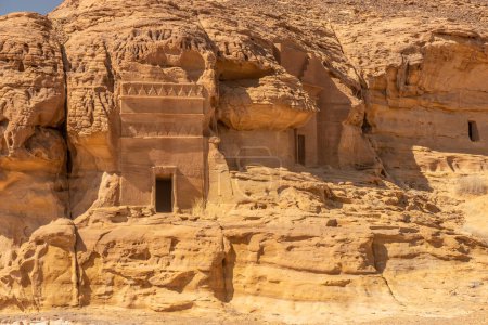 Téléchargez les photos : Tombes rupestres sur la colline Jabal al Ahmar à Hegra (Maca'in Salih) près d'Al Ula, en Arabie Saoudite - en image libre de droit