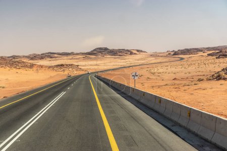 Straße 70 durch Wüste bei Al Ula, Saudi-Arabien