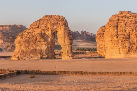 Téléchargez les photos : Formation rocheuse de Jabal Al-Fil (Elephant Rock) près d'Al Ula, Arabie Saoudite - en image libre de droit