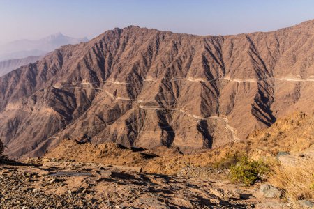 Téléchargez les photos : Vallée profonde avec King Fahd Road dans les montagnes de Sarawat près d'Al Baha, Arabie Saoudite - en image libre de droit