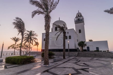 Téléchargez les photos : Coucher de soleil sur la mosquée de l'île sur la promenade de la corniche à Jeddah, en Arabie Saoudite - en image libre de droit