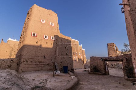 Foto de Antiguas casas de adobe en Dhahran al Janub, Arabia Saudita - Imagen libre de derechos