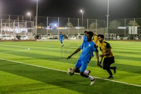 Foto de NAJRAN, ARABIA SAUDITA - 26 de noviembre de 2021: Jugadores de fútbol durante un partido en Najran, Arabia Saudita - Imagen libre de derechos