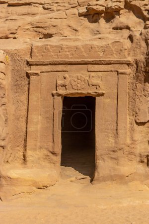Téléchargez les photos : Tombeau rocheux 37 (Tombeau des Lions) dans la colline Jabal Al Banat au site Hegra (Mada 'in Salih) près d'Al Ula, en Arabie Saoudite - en image libre de droit