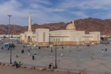 Téléchargez les photos : MEDINA, ARABIE SAOUDITE - 12 NOVEMBRE 2021 : Mosquée Masjid al-Shuhada sous la montagne Uhud à Médine, Arabie Saoudite - en image libre de droit