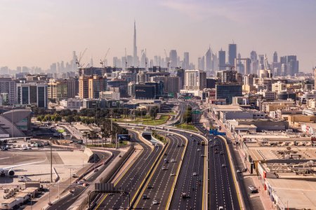 Téléchargez les photos : DUBAI, Émirats arabes unis - 2 DÉCEMBRE 2021 : Skyline of Dubai with E11 road, Émirats arabes unis - en image libre de droit