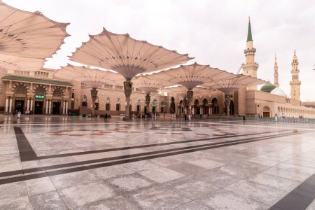 Téléchargez les photos : MEDINA, ARABIE SAOUDITE - 13 NOVEMBRE 2021 : Ombrage des parapluies de la mosquée du Prophète dans la région d'Al Haram à Médine, Arabie Saoudite - en image libre de droit