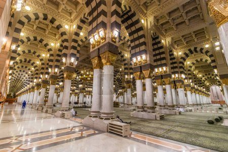 Foto de MEDINA, ARABIA SAUDITA - 13 DE NOVIEMBRE DE 2021: Interior de la Mezquita del Profeta en el área de Al Haram de Medina, Arabia Saudita - Imagen libre de derechos