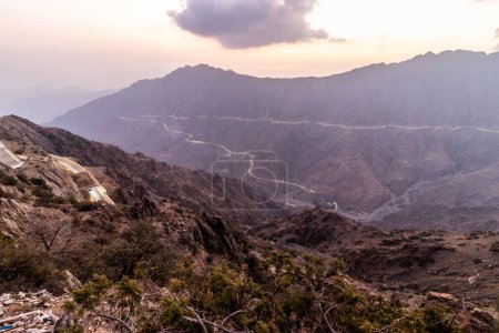 Téléchargez les photos : Vue en soirée d'une vallée profonde près d'Al Baha, en Arabie Saoudite - en image libre de droit