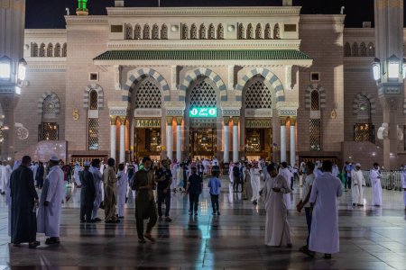 Téléchargez les photos : MEDINA, ARABIE SAOUDITE - 12 NOVEMBRE 2021 : Des dévots devant la mosquée du Prophète dans la région d'Al Haram à Médine, en Arabie Saoudite - en image libre de droit