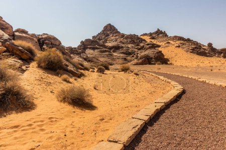Téléchargez les photos : Chemin vers la zone de l'art rupestre (pétroglyphes) à Jubbah, Arabie Saoudite - en image libre de droit