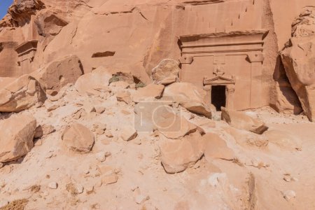 Téléchargez les photos : Tombes rupestres 39 et 42 sur la colline Jabal Al Banat au site Hegra (Maca'in Salih) près d'Al Ula, en Arabie Saoudite - en image libre de droit