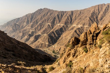 Téléchargez les photos : Vallée profonde avec King Fahd Road dans les montagnes de Sarawat près d'Al Baha, Arabie Saoudite - en image libre de droit