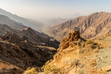 Foto de Valle profundo en las montañas de Sarawat cerca de Al Baha, Arabia Saudita - Imagen libre de derechos