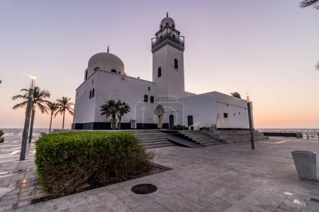 Téléchargez les photos : Vue en soirée de la mosquée de l'île sur la promenade de la corniche à Jeddah, en Arabie saoudite - en image libre de droit