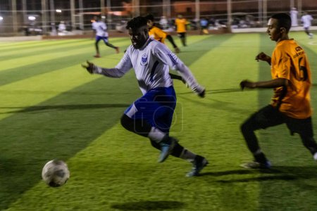 Téléchargez les photos : NAJRAN, ARABIE SAOUDITE - 25 NOVEMBRE 2021 : Joueurs de football lors d'un match à Najran, Arabie Saoudite - en image libre de droit