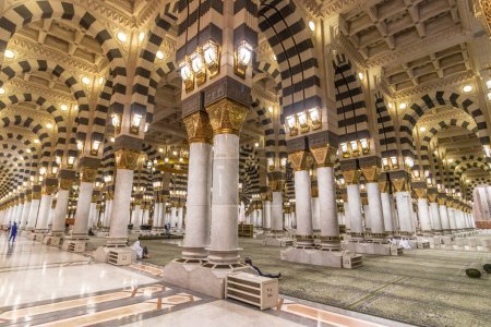 Téléchargez les photos : MEDINA, ARABIE SAOUDITE - 13 NOVEMBRE 2021 : Intérieur de la mosquée du Prophète dans la région d'Al Haram à Médine, Arabie Saoudite - en image libre de droit