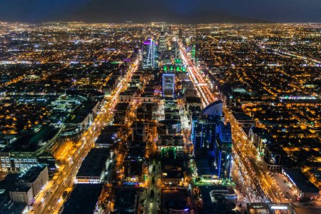 Téléchargez les photos : Vue aérienne du soir de Riyad, capitale de l'Arabie Saoudite - en image libre de droit