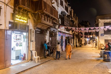 Téléchargez les photos : JEDDAH, ARABIE SAOUDITE - 15 NOVEMBRE 2021 : Vue de nuit d'une rue à Al Balad, centre historique de Jeddah, Arabie Saoudite - en image libre de droit