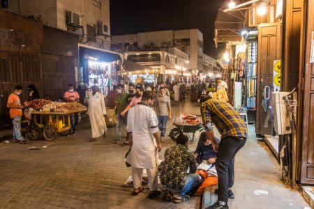 Foto de JEDDAH, ARABIA SAUDITA - 15 de noviembre de 2021: Vista nocturna de una calle en Al Balad, centro histórico de Jeddah, Arabia Saudita - Imagen libre de derechos
