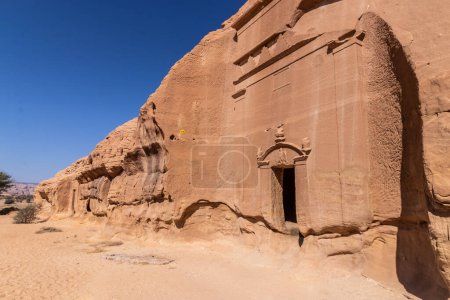 Foto de Tumba tallada en roca 39 en la colina de Jabal Al Banat en el sitio de Hegra (Mada 'in Salih) cerca de Al Ula, Arabia Saudita - Imagen libre de derechos
