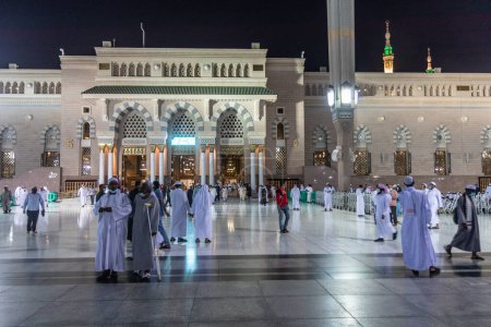 Téléchargez les photos : MEDINA, ARABIE SAOUDITE - 12 NOVEMBRE 2021 : Des dévots devant la mosquée du Prophète dans la région d'Al Haram à Médine, en Arabie Saoudite - en image libre de droit