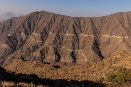 Foto de Valle profundo con King Fahd Road en las montañas de Sarawat cerca de Al Baha, Arabia Saudita - Imagen libre de derechos