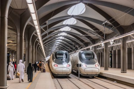 Téléchargez les photos : MEDINA, ARABIE SAOUDITE - 13 NOVEMBRE 2021 : Trains à la gare de Médine (Madinah) de Haramain, Arabie Saoudite - en image libre de droit