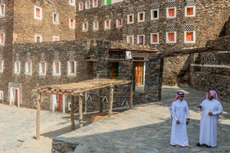 Téléchargez les photos : RIJAL ALMA, ARABIE SAOUDITE - 20 NOVEMBRE 2021 : Hommes locaux dans l'ancien village de Rijal Alma, Arabie Saoudite - en image libre de droit