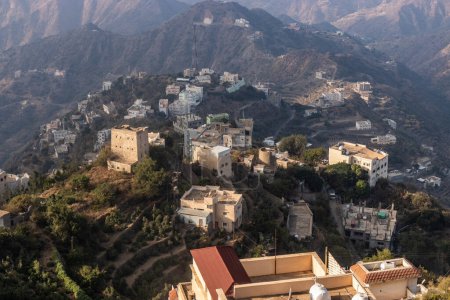 Téléchargez les photos : Vue de la ville vallonnée de Fayfa, Arabie Saoudite - en image libre de droit