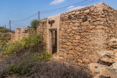 Téléchargez les photos : Ruine d'une maison dans le village d'Al Qassar sur l'île de Farasan, Arabie Saoudite - en image libre de droit