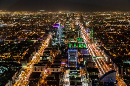 Vista aérea nocturna de Riad, capital de Arabia Saudita