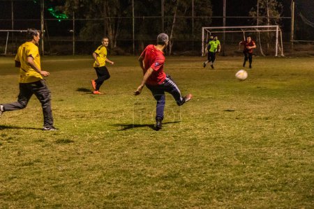 Téléchargez les photos : NAJRAN, ARABIE SAOUDITE - 27 NOVEMBRE 2021 : Joueurs de football lors d'un match à Najran, Arabie Saoudite - en image libre de droit