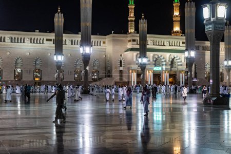 Téléchargez les photos : MEDINA, ARABIE SAOUDITE - 12 NOVEMBRE 2021 : Des dévots sur le terrain de la mosquée du Prophète dans la région d'Al Haram à Médine, en Arabie Saoudite - en image libre de droit