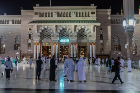 Photo for MEDINA, SAUDI ARABIA - NOVEMBER 12, 2021: Devotees in front of the Prophet's Mosque in Al Haram area of Medina, Saudi Arabia - Royalty Free Image