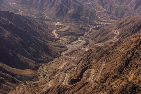 Foto de Vista de las montañas de Al Souda con un camino sinuoso cerca de Abha, Arabia Saudita - Imagen libre de derechos