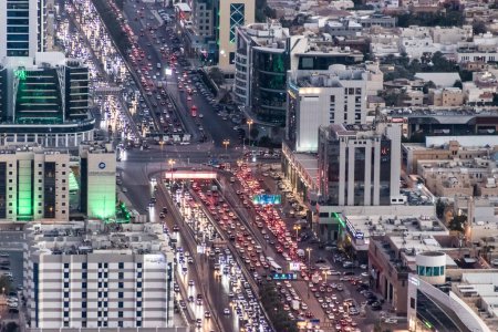 Foto de RIYADH, ARABIA SAUDITA - 1 DE DICIEMBRE DE 2021: Vista aérea de la carretera Rey Fahd en Riad, Arabia Saudita - Imagen libre de derechos